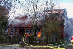 Aufgrund der starken Brandausbreitung konnten die Einsatzkräfte nur noch von außen gegen die Flammen vorgehen