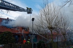 Aufgrund der starken Brandausbreitung konnten die Einsatzkräfte nur noch von außen gegen die Flammen vorgehen
