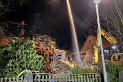 Im späteren Einsatzverlauf riss ein Bagger einsturzgefährdete Gebäudeteile ein und ermöglichte dadurch auch das Löschen letzter Glutnester.