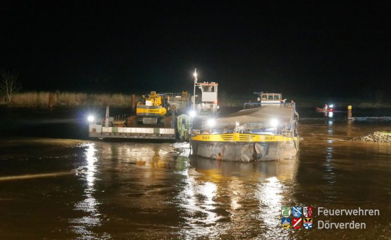 Binnenschiff havariert auf Weser in Dörverden