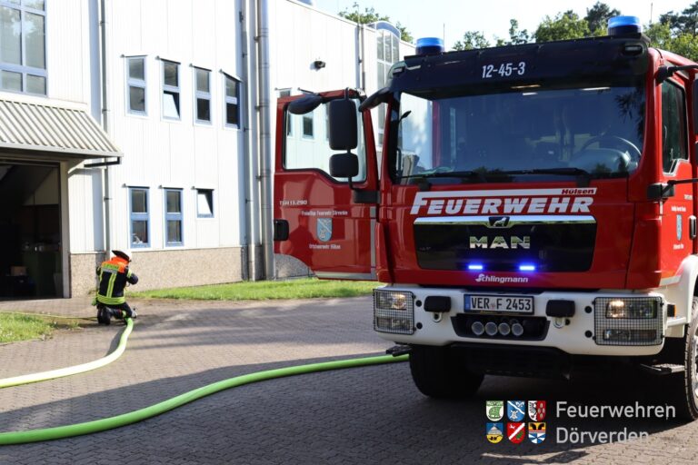Starke Rauchentwicklung in Industriehalle
