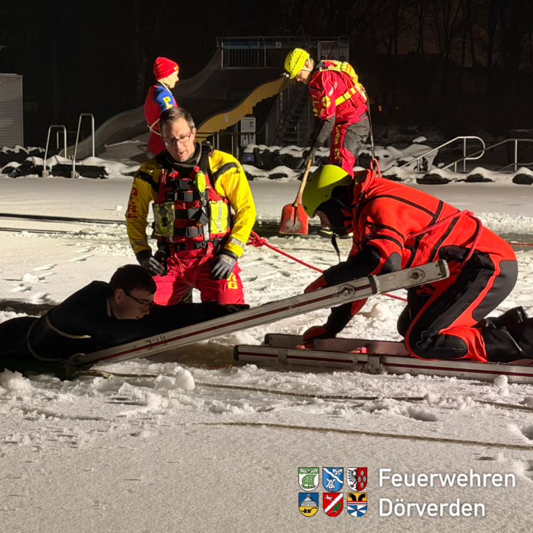Einsatzübung zur Eisrettung im Verwell Verden